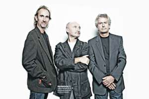 G&eacute;nesis durante su reencuentro, hace siete a&ntilde;os, para la gira mundial &lsquo;Turn it on again&rsquo;. Consta la base de la banda con Mike Rutherford (c), Tony Banks (al fondo) y Phil Collins cantando.