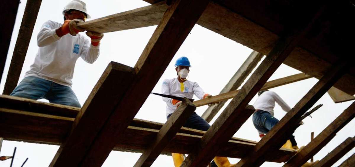 Los trabajos para derrumbar las viviendas en Las Gilces arrancan a las 07:00 y culminan pasadas las 17:00. Toda la comunidad es parte de las labores.