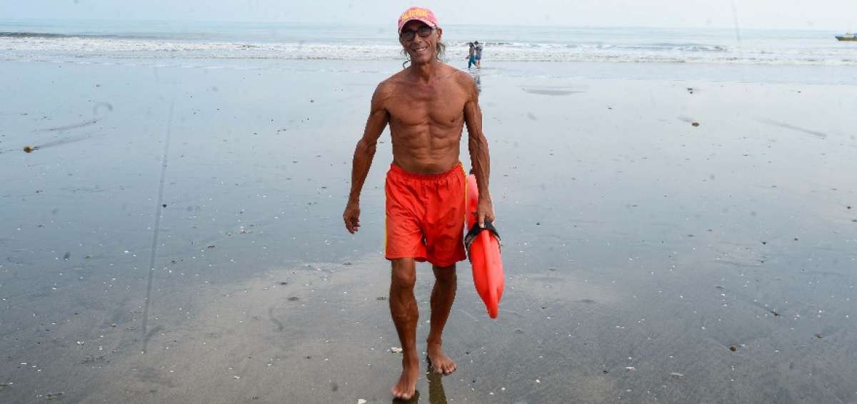 Un arque&oacute;logo recorre las playas de la 'Provincia Verde'