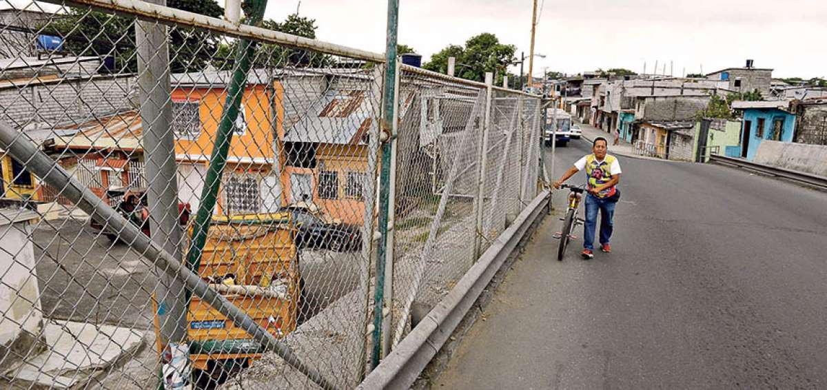 Un cerramiento met&aacute;lico coloc&oacute; la Direcci&oacute;n de Obras P&uacute;blicas para restringir el paso peatonal.