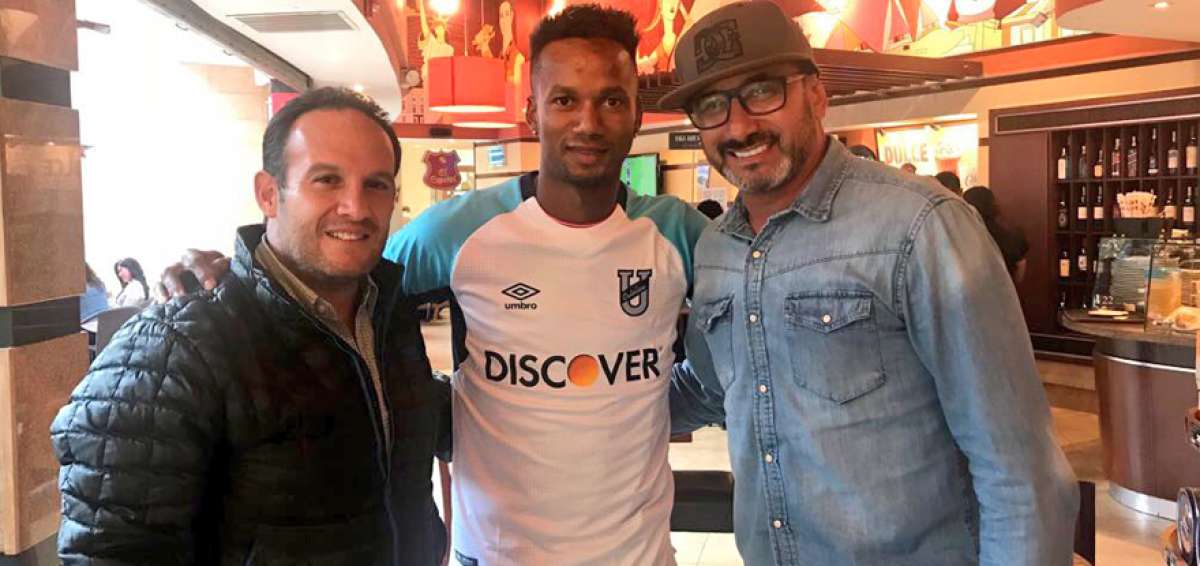 El jugador ecuatoriano posando con la camiseta de Cat&oacute;lica