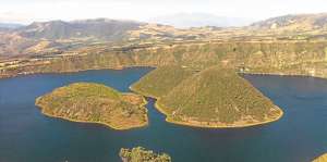La laguna est&aacute; localizada en el interior del cr&aacute;ter Cotacachi, originado tras una explosi&oacute;n volc&aacute;nica. Foto: Regional Norte