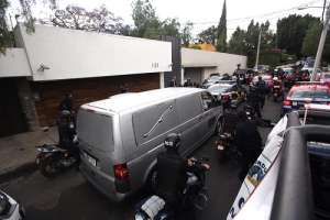 Un coche f&uacute;nebre en el que se cree van los restos del escritor colombiano sali&oacute; hoy del domicilio del autor, en Ciudad de M&eacute;xico, minutos despu&eacute;s de las 17:00 locales. Foto: EFE