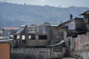 El incendio se habr&iacute;a producido en un almac&eacute;n de venta de repuestos de autos. Foto: Fernando Sandoval/ EL TEL&Eacute;GRAFO. 