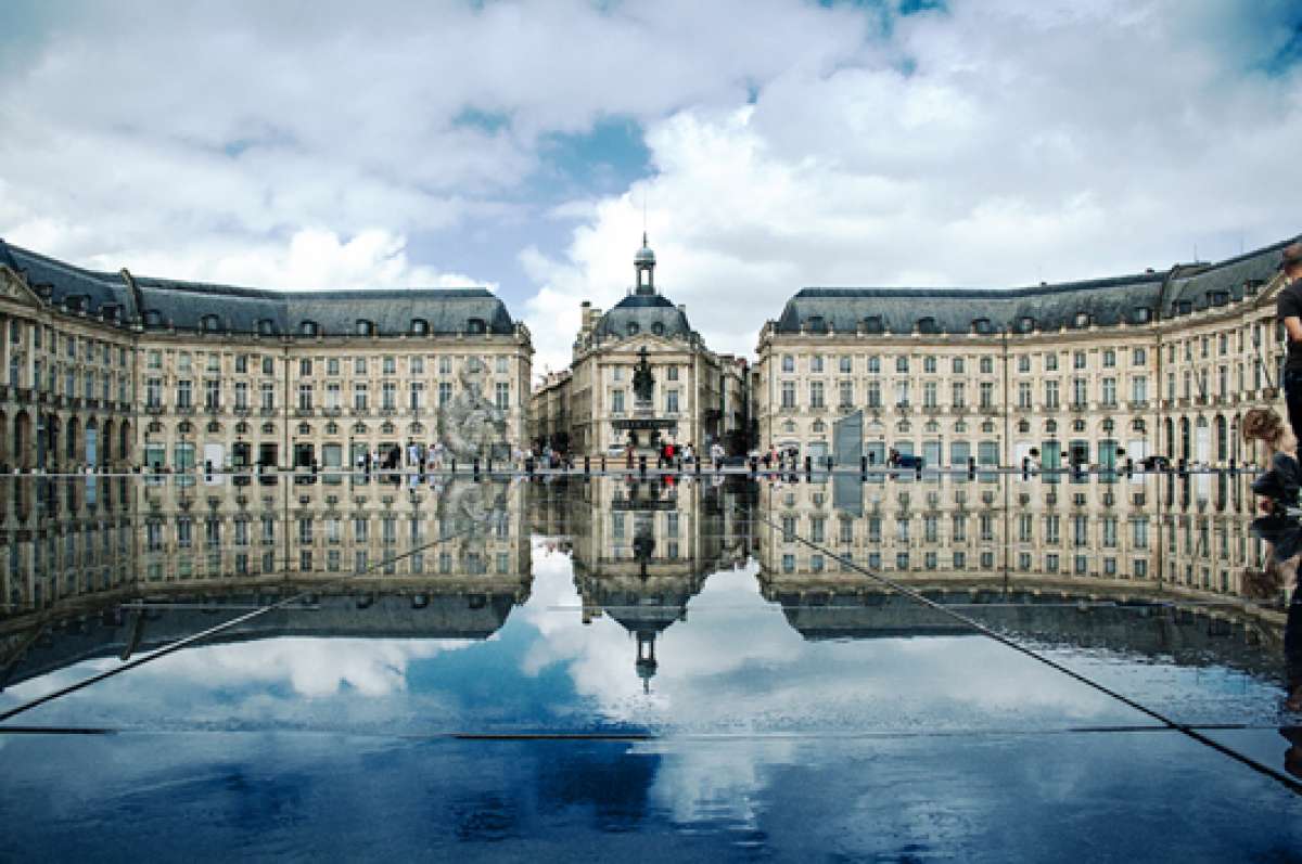Burdeos es conocido como el Puerto de la Luna por la forma de un croissant del r&iacute;o Garona.