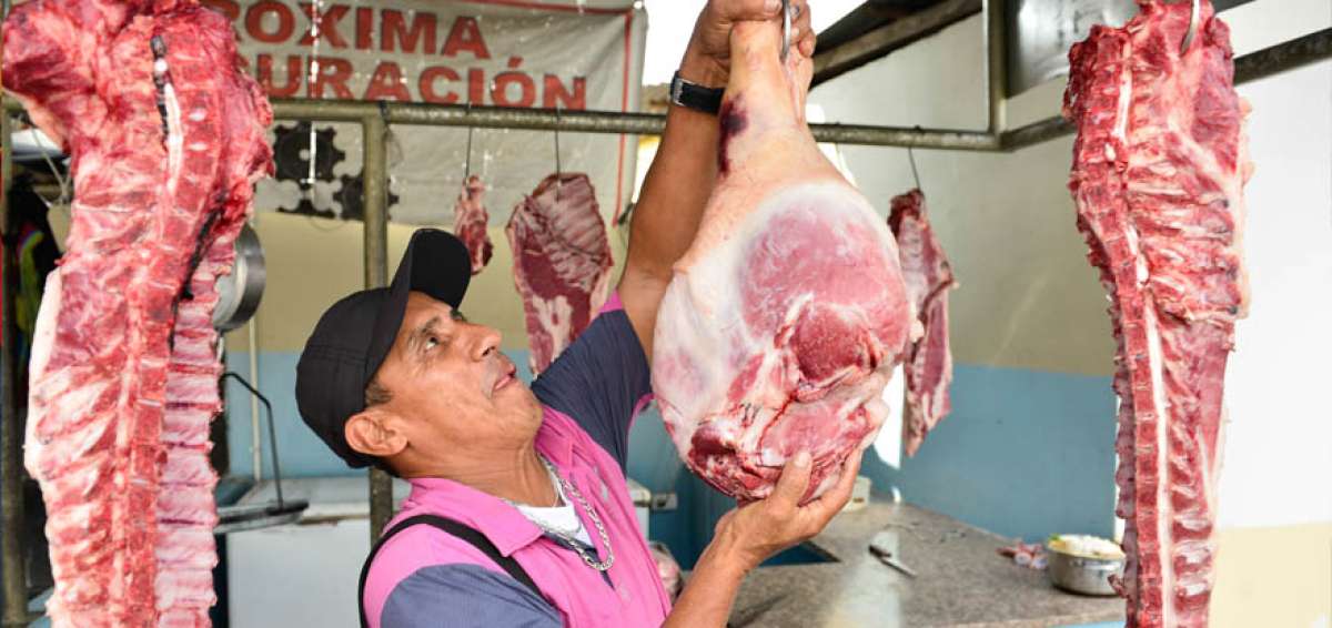 En Guayaquil, Rodolfo Huac&oacute;n vende 80 cerdos en diciembre, un mes en el cual sube la demanda de la carne.
