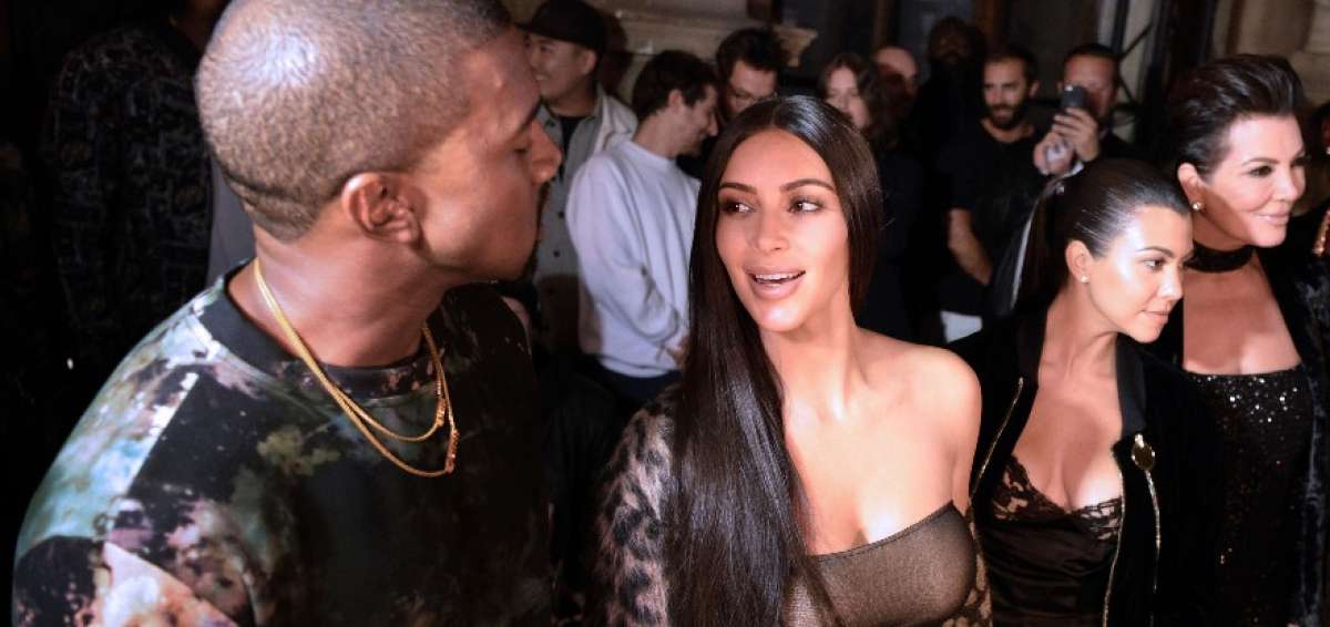 Kardashian est&aacute; en Par&iacute;s para seguir la Semana de la Moda. El domingo asisti&oacute; a los desfiles de Balenciaga y de Givenchy, mostr&aacute;ndose en la primera fila vestida de manera ligera a pesar de la frescura del Par&iacute;s oto&ntilde;al.