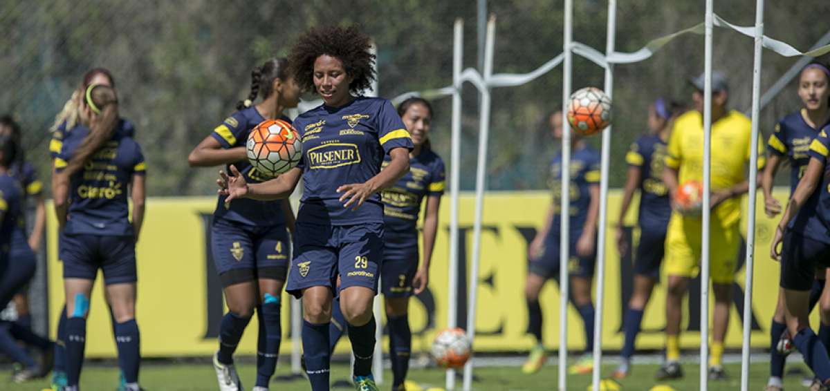 Joselyn Espinales (centro) es seleccionada nacional y el lunes se uni&oacute; al Alianza Petrolera de Barrancabermeja.     