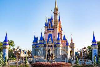 Disney ejecuta su mayor ronda de despidos del año, afectando a empleados de áreas como marketing, desarrollo y entretenimiento. La compañía busca reducir costos y aumentar eficiencia.