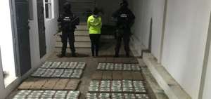 Los agentes muestran la carga incautada.