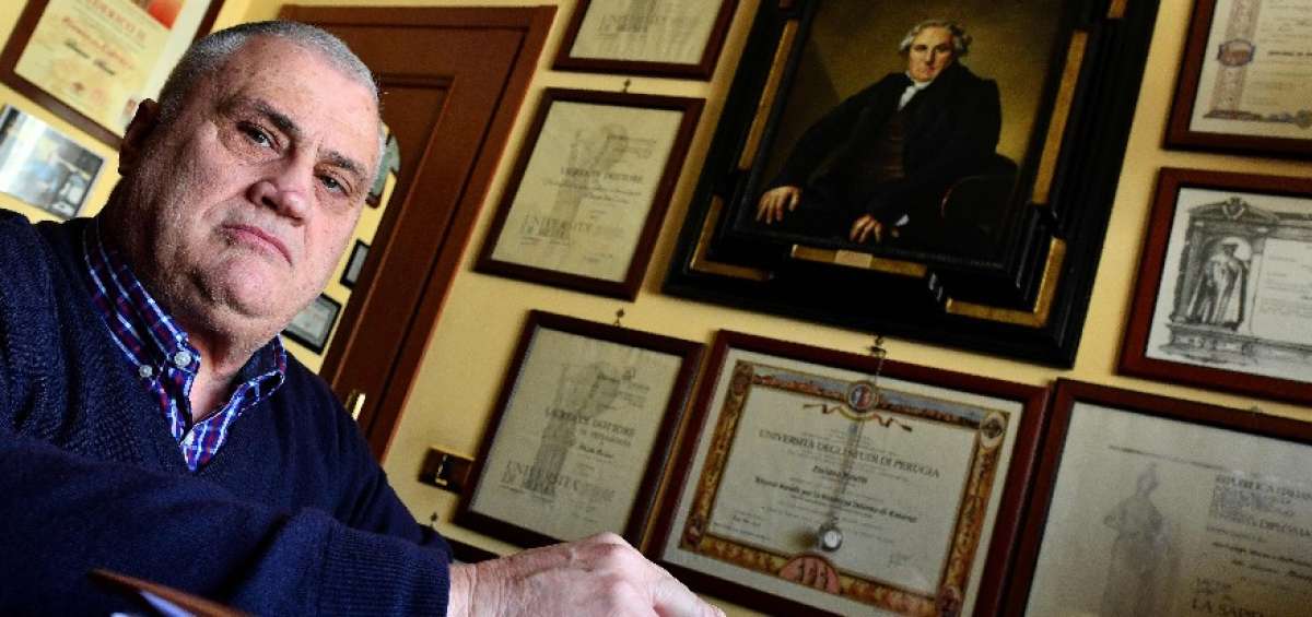 Luciano Baietti, de 70 a&ntilde;os, tiene en su biblioteca un cuadro del escritor franc&eacute;s Louis-Fran&ccedil;ois Bertin, realizado por el pintor Dominique Ingres en 1832.