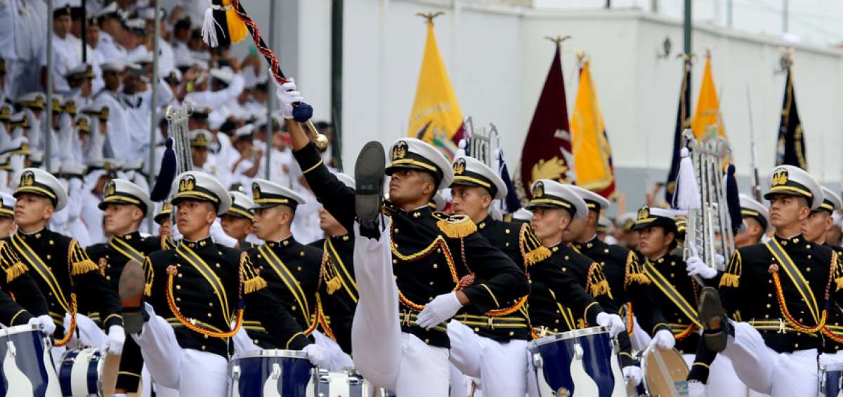 Cadetes de la Escuela Superior Naval participaron en el desfile  en homenaje al D&iacute;a de la Armada Nacional realizado la ma&ntilde;ana de ayer.