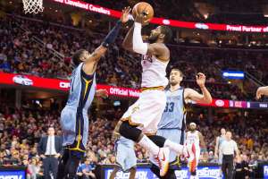 Kyrie Irving (d.) destac&oacute; en la victoria de Cleveland Cavaliers ante los Minnesote Timberwolves. Foto: AFP