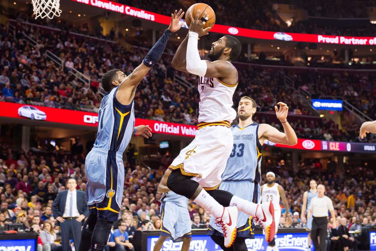 Kyrie Irving (d.) destac&oacute; en la victoria de Cleveland Cavaliers ante los Minnesote Timberwolves. Foto: AFP