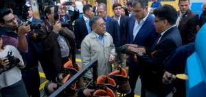 El Mandatario hizo un recorrido por la f&aacute;brica de calzado Buest&aacute;n. 