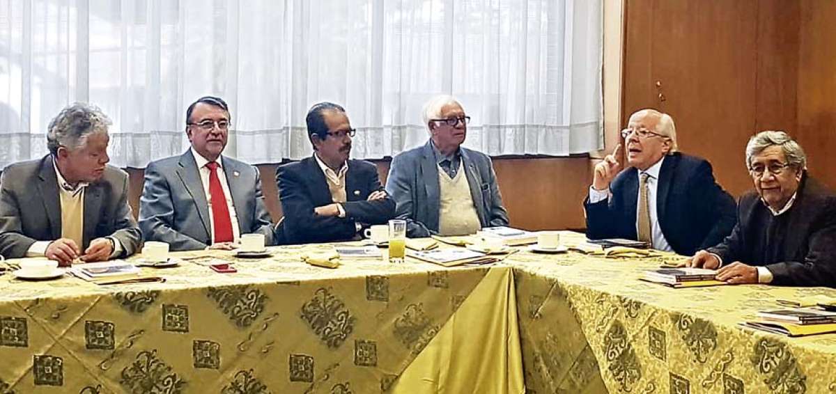 Carlos Land&aacute;zuri (izq.), Enrique Ayala Mora, Enrique Paladines, Segundo Moreno durante el anuncio de la obra.