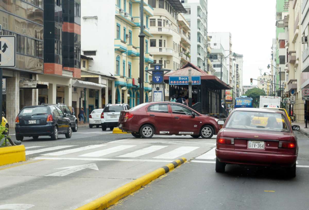 60 uniformados fueron distribuidos en las calles de Guayaquil para multar a quienes obstruyan las calles. Foto: Alfredo Piedrah&iacute;ta / El Tel&eacute;grafo 