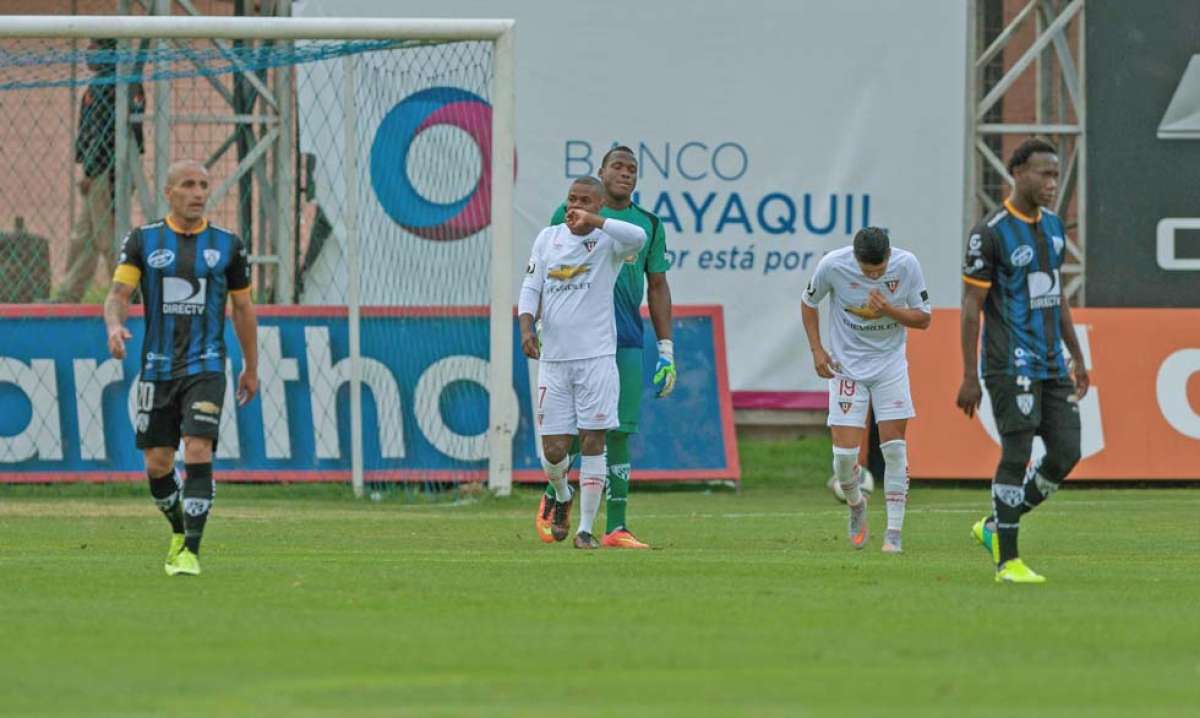 Narciso Mina (centro) celebr&oacute; un doblete en Sangolqu&iacute;, luego de 5 fechas del torneo sin marcar. Foto: Miguel Jim&eacute;nez / El Tel&eacute;grafo