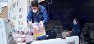 Los gobernadores realizan controles de precios y entregan productos