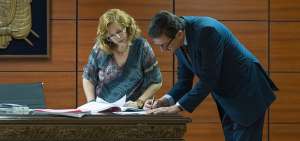 El procurador del Estado, &Iacute;&ntilde;igo Salvador, en el reconocimiento de firma y r&uacute;brica ante la jueza de la Corte Nacional de Justicia, Daniella Camacho.