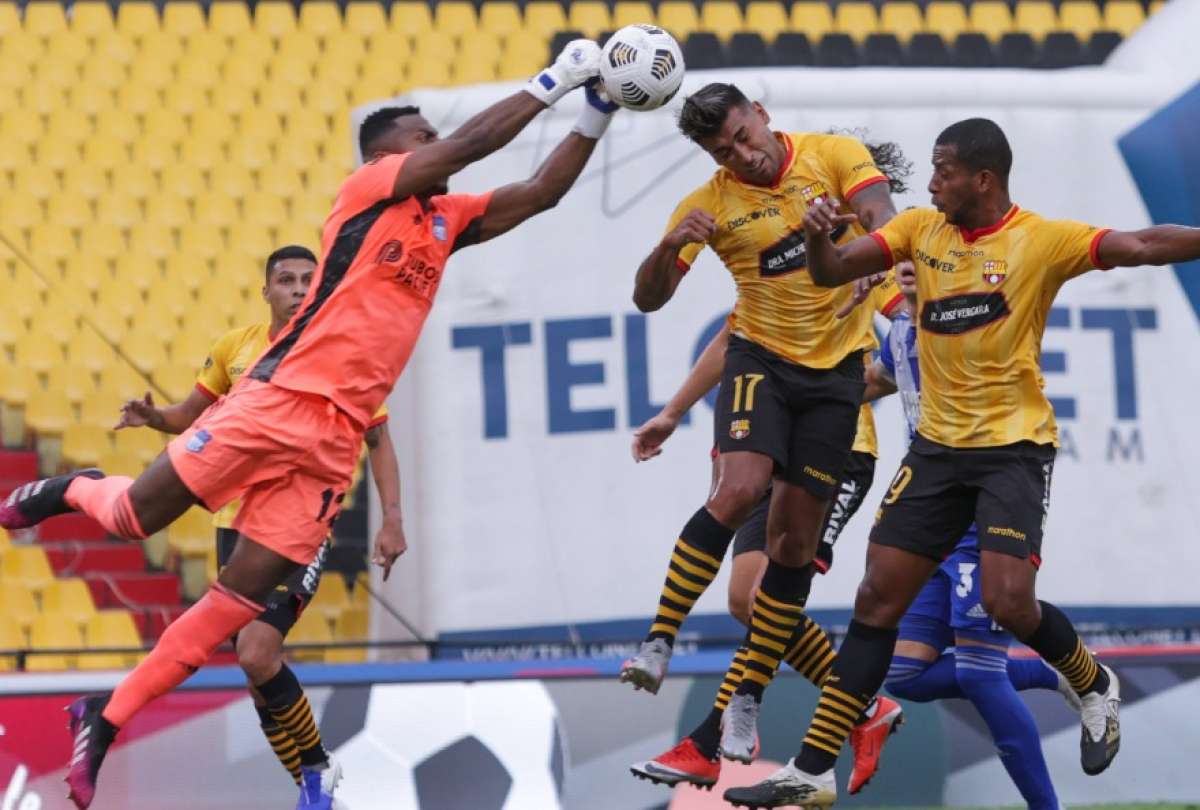 El golero de Emelec, Pedro Ortiz, rechaza un bal&oacute;n que iba para Sergio L&oacute;pez (17)