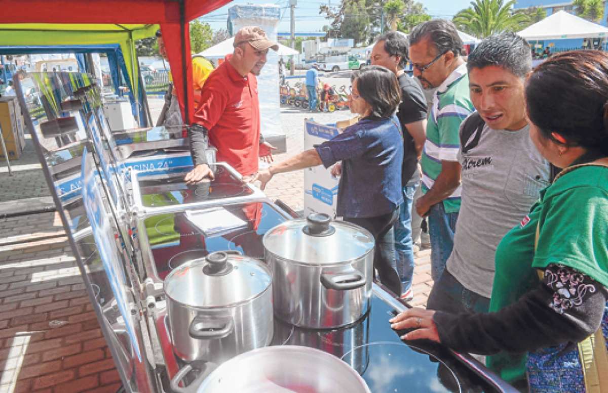 Cada persona que se acerc&oacute; a la feria de socializaci&oacute;n de las cocinas a inducci&oacute;n pregunt&oacute; por el artefacto que se ajuste m&aacute;s a sus necesidades familiares. Foto: &Aacute;lvaro P&eacute;rez / El Tel&eacute;grafo