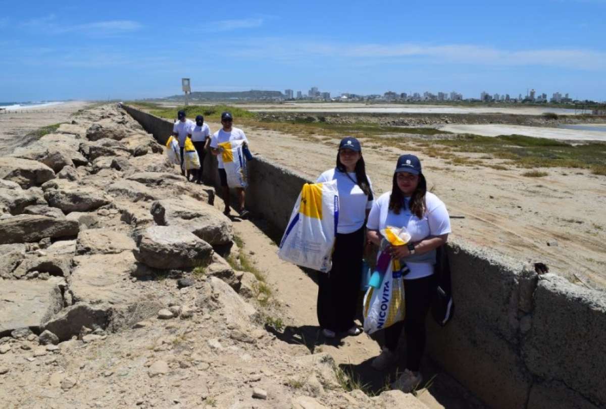 Voluntarios y colaboradores apoyaron en la limpieza de la playa Mar Bravo, en Salinas.