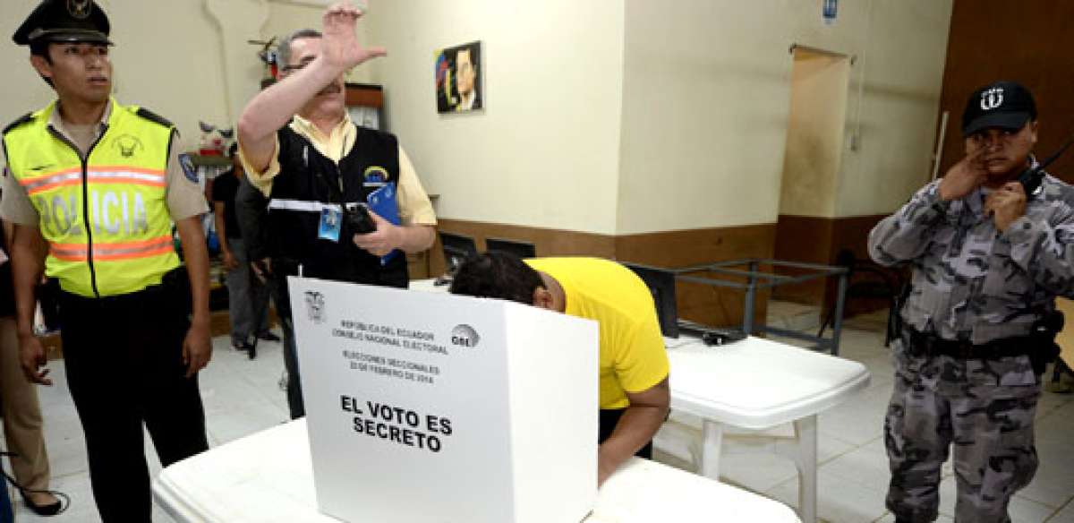 Miembros de la Polic&iacute;a Nacional y gu&iacute;as penitenciarios vigilaron el sufragio de las personas privadas de la libertad que a&uacute;n no tienen una sentencia ejecutoriada. Foto: Miguel Castro |  El Tel&eacute;grafo