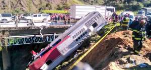 El bus implicado en el accidete fue a dar al barranco tras el accidente en Loja.