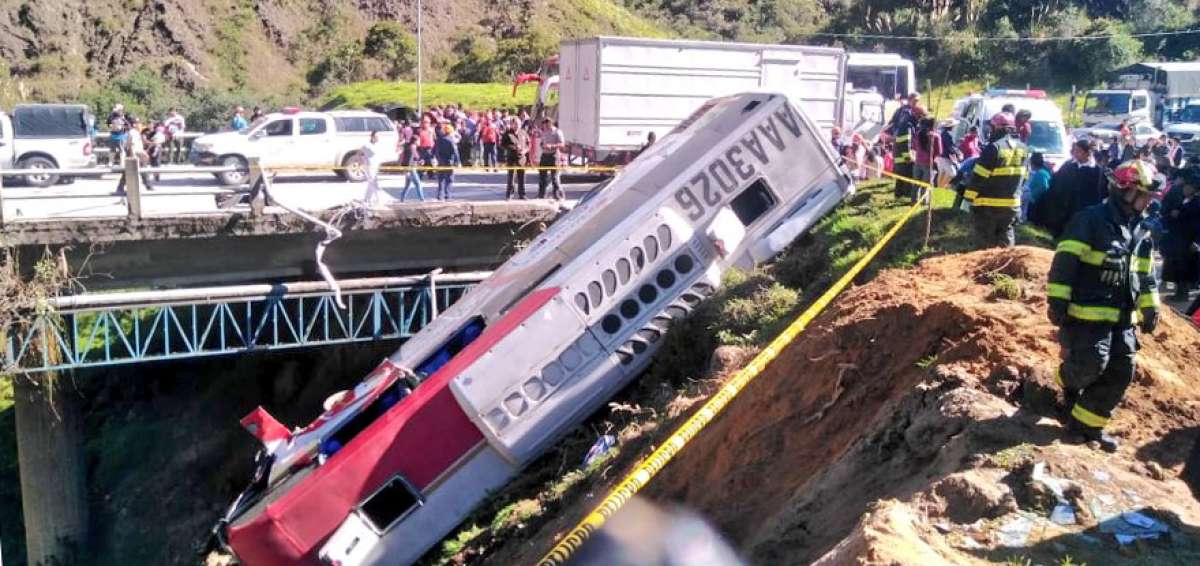 El bus implicado en el accidete fue a dar al barranco tras el accidente en Loja.