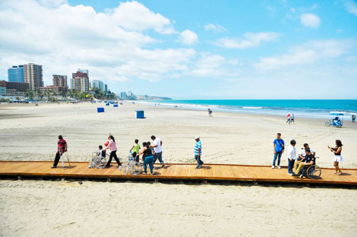 Desde la inauguraci&oacute;n de la rampa, se observa a varias personas con discapacidad acceder a la orilla del mar. FOTO: RODOLFO P&Aacute;RRAGA / EL TEL&Eacute;GRAFO
