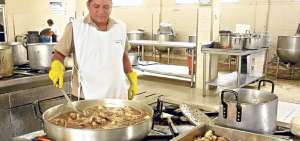 El nivel de profesionalismo y disciplina con que trabaja Ram&iacute;rez es igual al que se demanda en un restaurante. La comida es buena, afirman quienes la prueban. Foto: Cortes&iacute;a ULVR