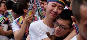 Los activistas y parejas del mismo sexo celebran la decisi&oacute;n de la Corte Constitucional. El pa&iacute;s se convertir&iacute;a en el primero de Asia en permitir estas uniones.   