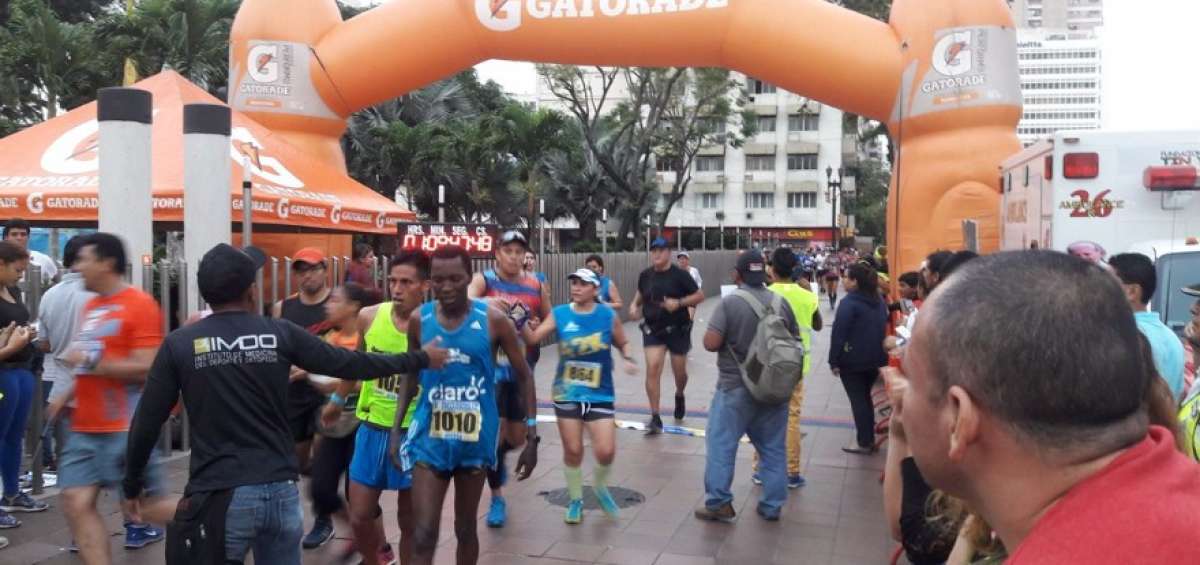El atleta keniano Julios Gidabuday (1010) gan&oacute; por segundo a&ntilde;o consecutivo la prueba de los 10 kil&oacute;metros, que se disput&oacute; en la Marat&oacute;n de Guayaquil.