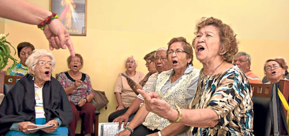 Ana Sergia Villavicencio Mendoza (a la izquierda) y Alba de la Torre (a la derecha) son voces principales del coro del Centro Gerontol&oacute;gico Arsenio de la Torre. La agrupaci&oacute;n surgi&oacute; hace 7 a&ntilde;os. Foto: Pilar Vera.