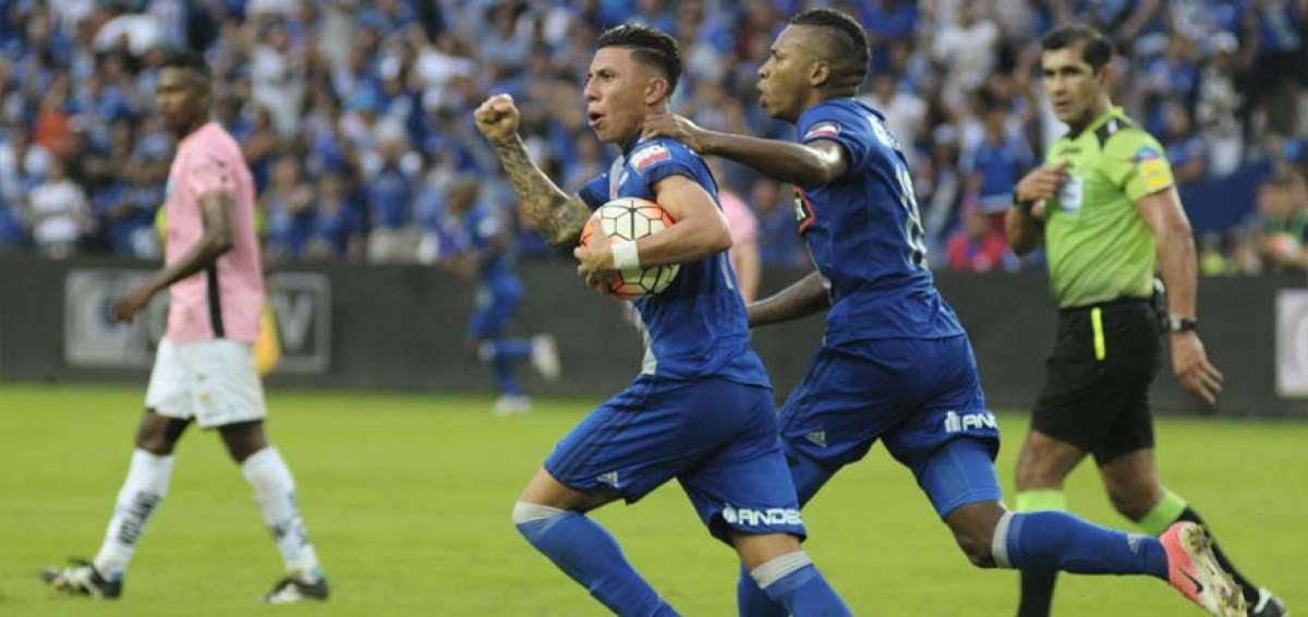 El volante Joao Rojas (izq.) y su compa&ntilde;ero Ayrton_Preciado ser&aacute;n titulares hoy en el partido contra Universidad Cat&oacute;lica en el estadio Atahualpa. 
