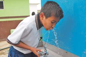 El 87% del cerebro es agua por lo que es necesario una buena  hidrataci&oacute;n para mantener la concentraci&oacute;n en la escuela y evitar la fatiga de las neuronas.  Foto: tomada de internet