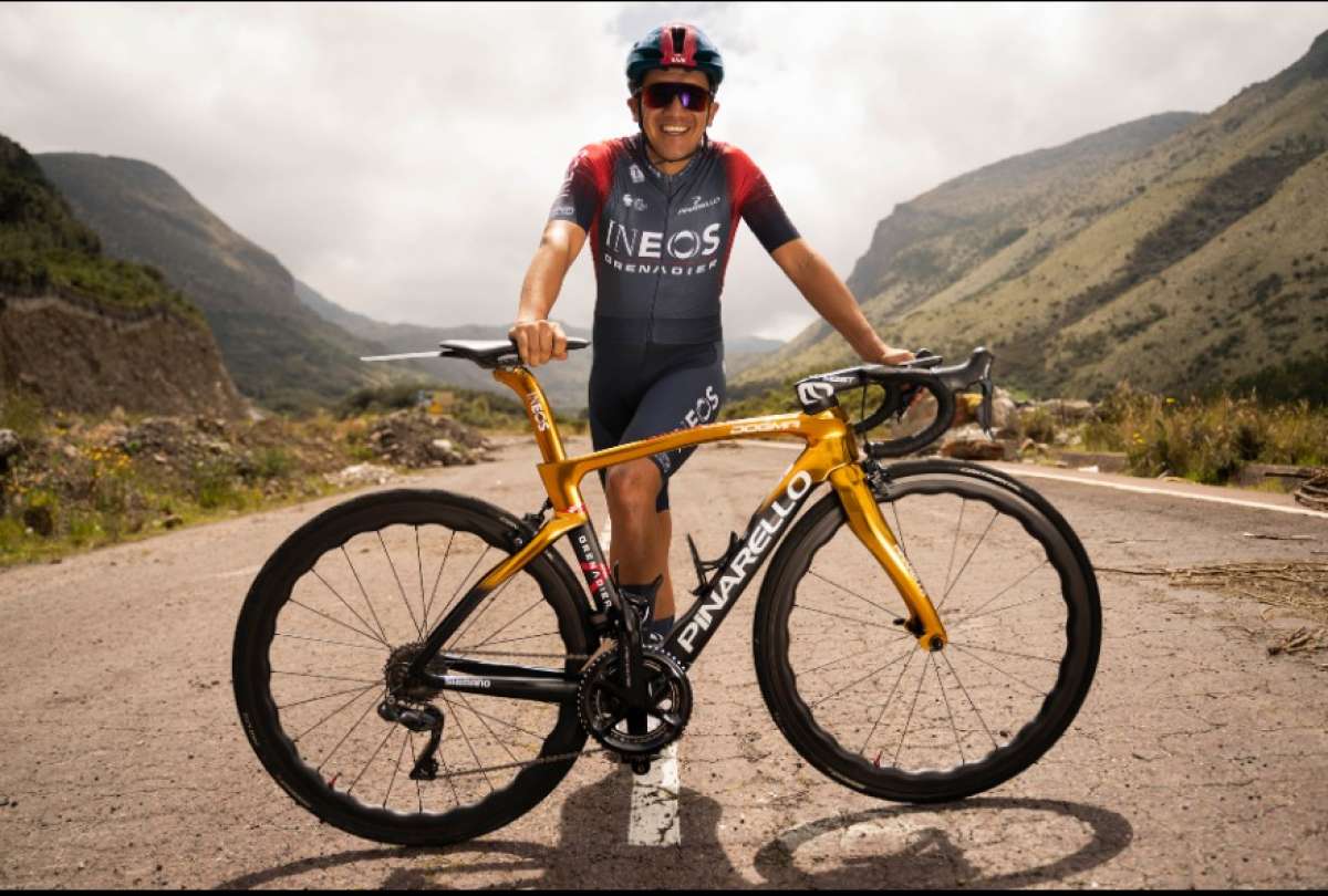 Richard Carapaz muestra la nueva indumentaria del Ineos para el 2022