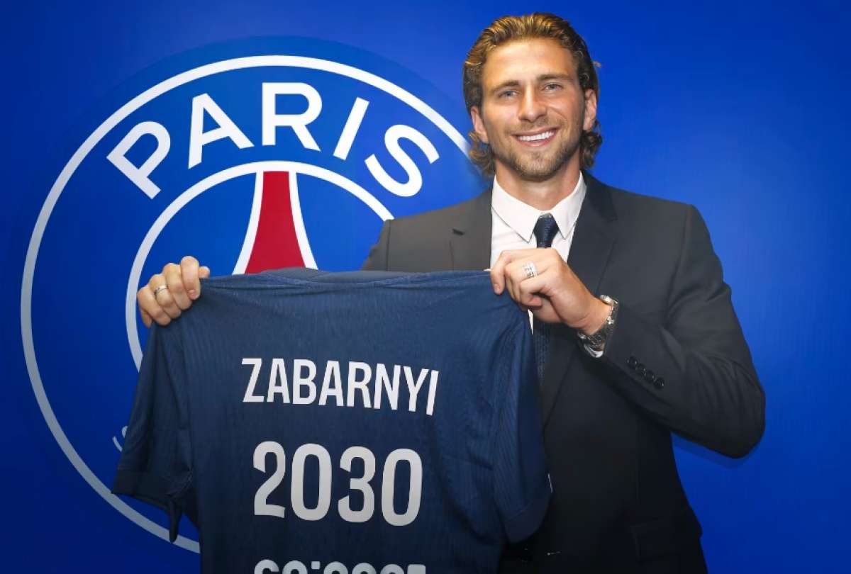 Illia Zabarnyi buscará ganarse un espacio como zaguero central en el PSG.