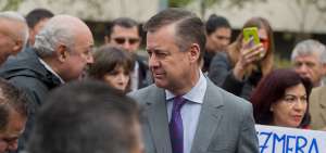 Andr&eacute;s P&aacute;ez, excandidato vicepresidencial, acudi&oacute; ayer a la Fiscal&iacute;a General para reconocer la firma en la denuncia que present&oacute; contra Vicu&ntilde;a.