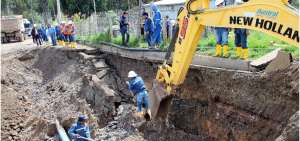 Equipo caminero de la empresa Etapa ejecuta trabajos en el sector de Racar para recuperar el servicio de agua potable en las pr&oacute;ximas horas.