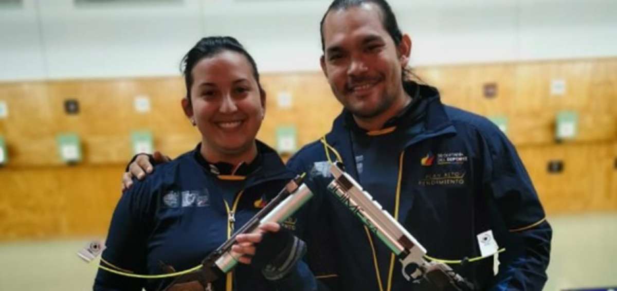Los tiradores ol&iacute;mpicos Marina P&eacute;rez (izq.) y Yautung Cueva celebran el t&iacute;tulo en el certamen realizado en la capital chilena.