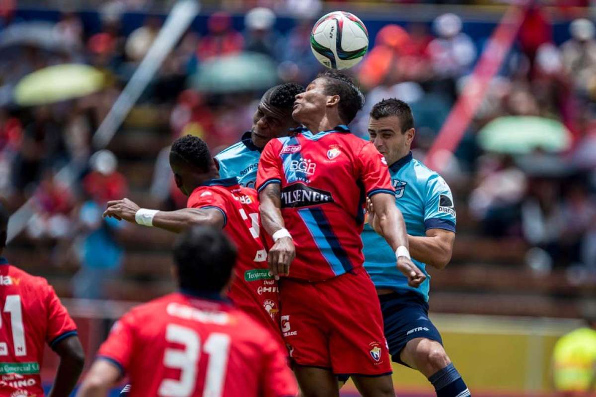 Jimmy Delgado y Federico Laurito (celeste) disputan la pelota con Geovanny Caicedo y Jorge Valencia. Foto: Marco Salgado / El Tel&eacute;grafo