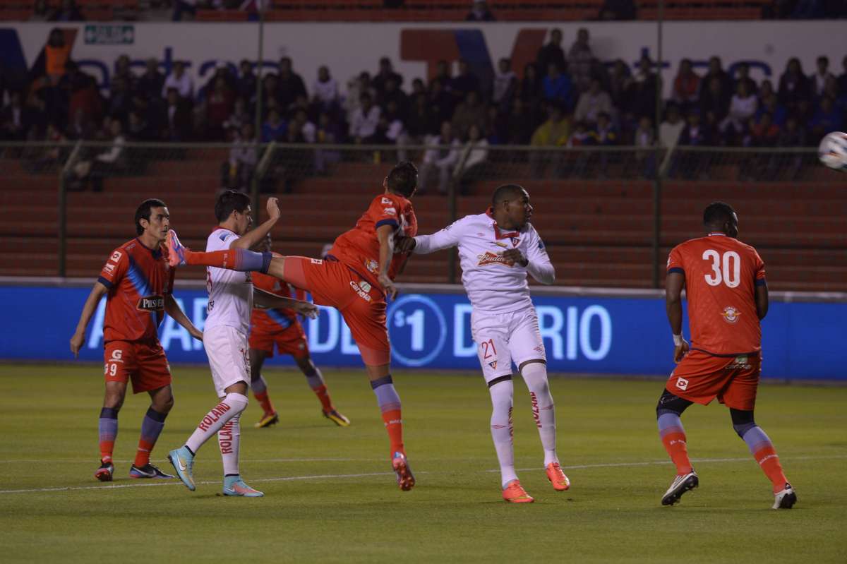 Juan Luis Anangon&oacute; (c.) anot&oacute; el gol de la victoria del conjunto azucena. Foto: Santiago Aguirre/El Tel&eacute;grafo