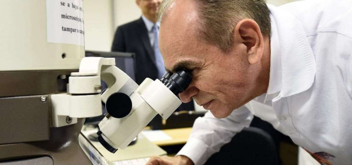 El ministro de Salud brasile&ntilde;o, Marcelo Castro, analiz&oacute; una muestra del virus zika en el Instituto de Ciencias Biol&oacute;gicas de la Universidad de Brasilia.