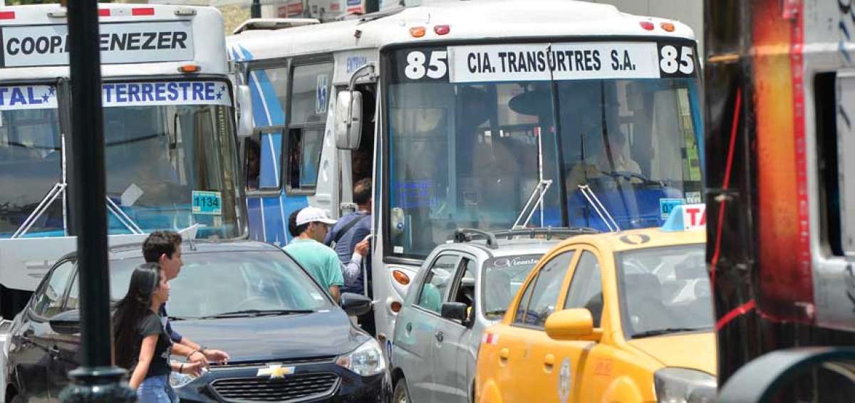 En Guayaquil funcionan 2.800 buses urbanos aprobados por la ATM y tienen GPS. La entidad de tr&aacute;nsito crear&aacute; cuatro corredores viales m&aacute;s.