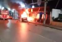 Un vehículo fue incendiado en los exteriores de una discoteca de Guayaquil. 