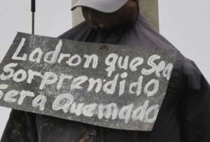 Un video viral muestra el linchamiento a un ladr&oacute;n en el sector de Rumiloma, Sangolqu&iacute;.