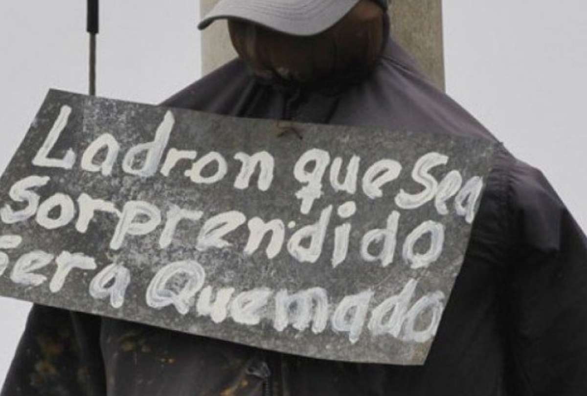 Un video viral muestra el linchamiento a un ladr&oacute;n en el sector de Rumiloma, Sangolqu&iacute;.