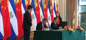 Los cancilleres de El Salvador y de China firmaron el establecimiento de relaciones diplom&aacute;ticas.